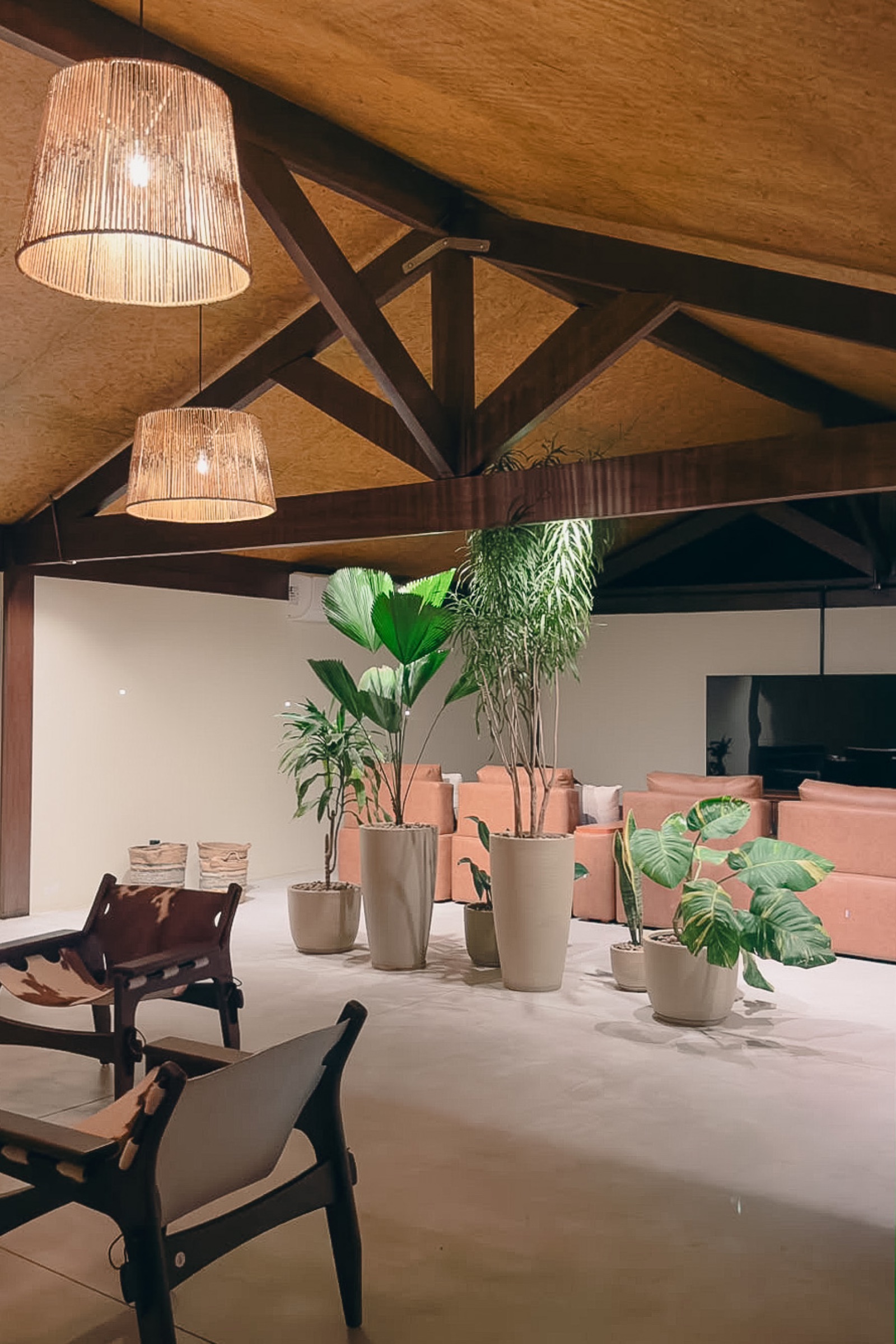 Detalhe de projeto paisagístico integrado à arquitetura e à circulação.