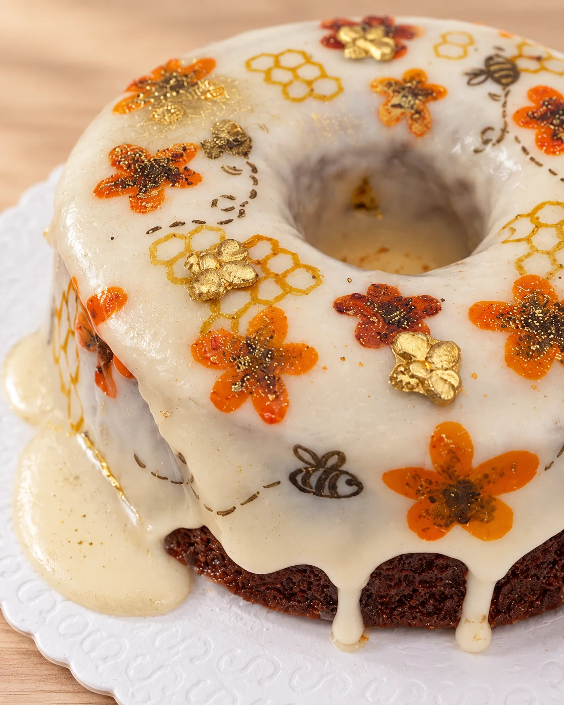 Detalhe da cobertura de porcelana do bolo afetivo, com flores e abelhas pintadas à mão.